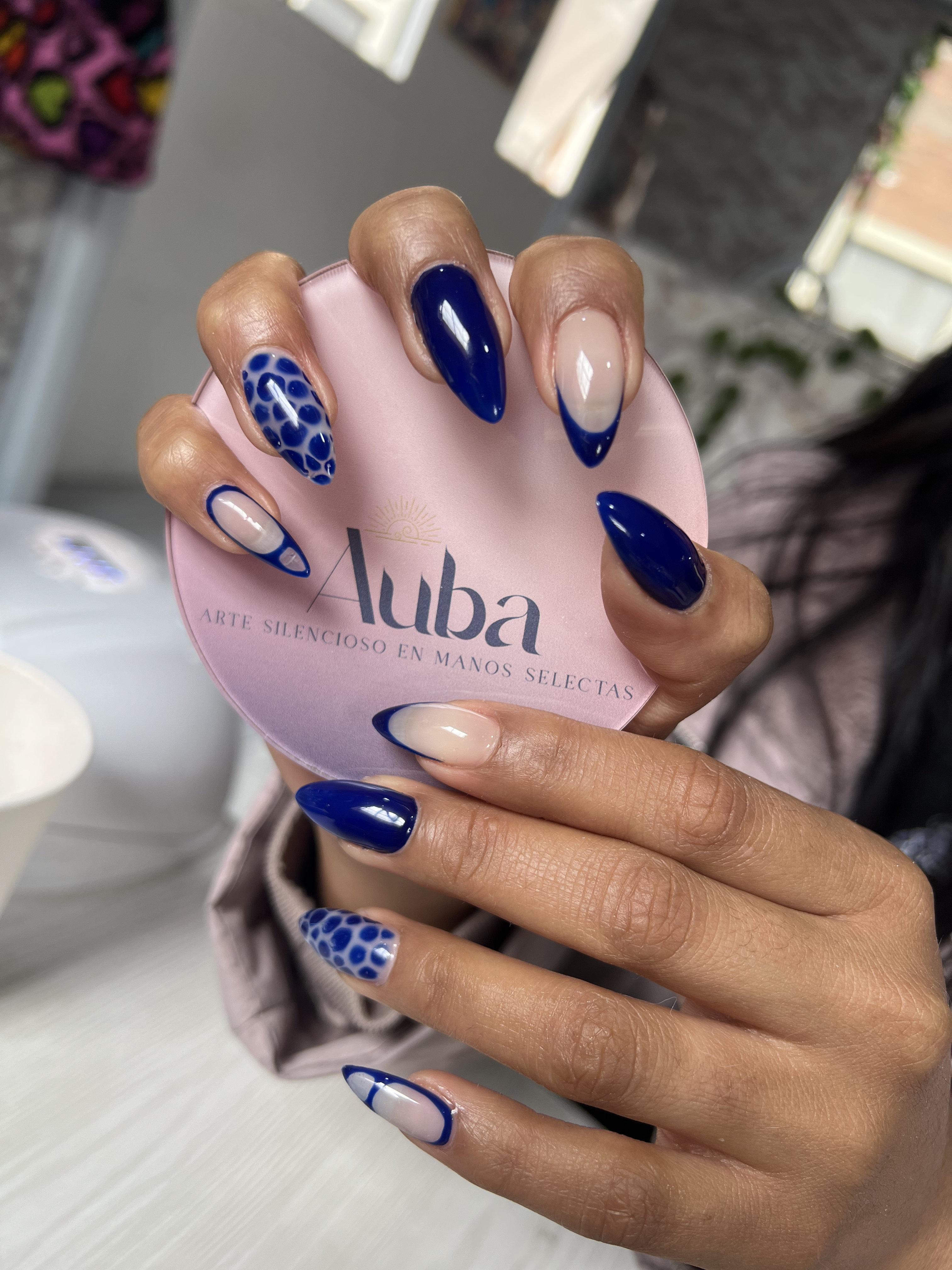 Nail art con diseño geométrico - AUBA Beauty Studio